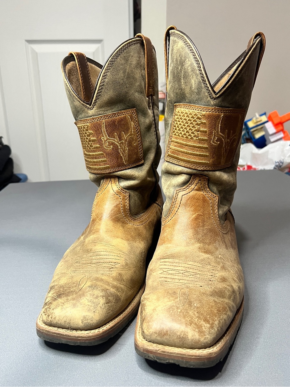 Ariat Men's Brown Tan Western Cowboy Boots with Embroidered Patch
